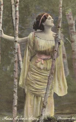 Fille dans un bois de bouleaux